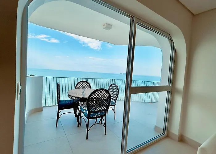 Apartamento Guarujá morro do Maluf de frente ao mar!